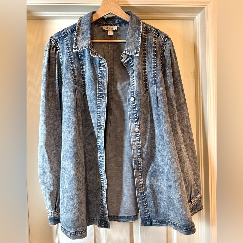 LOGO by Lori Goldstein denim button up jacket with pintuck detail - Picture 3 of 9